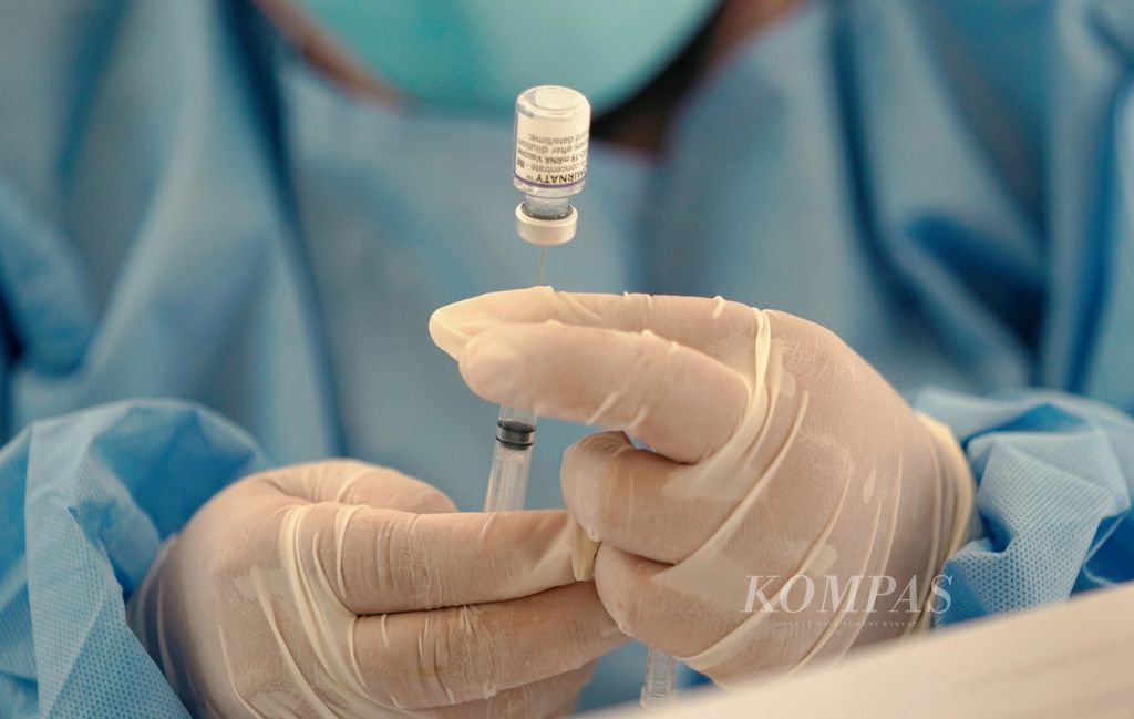 Vaksinator mempersiapkan dosis vaksin penguat untuk warga lansia di RPTRA Matahari, Kelurahan Cempaka Putih Timur, Kecamatan Cempaka Putih, Jakarta Pusat, Kamis (13/1/2022).  