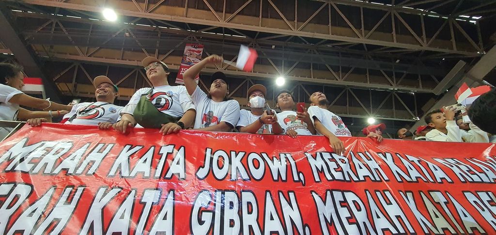 Massa sukarelawan antusias memanggil-manggil Presiden Joko Widodo yang baru hadir di Istora Senayan, Jakarta, Minggu (14/5/2023), dalam puncak Musyawarah Rakyat (Musra).