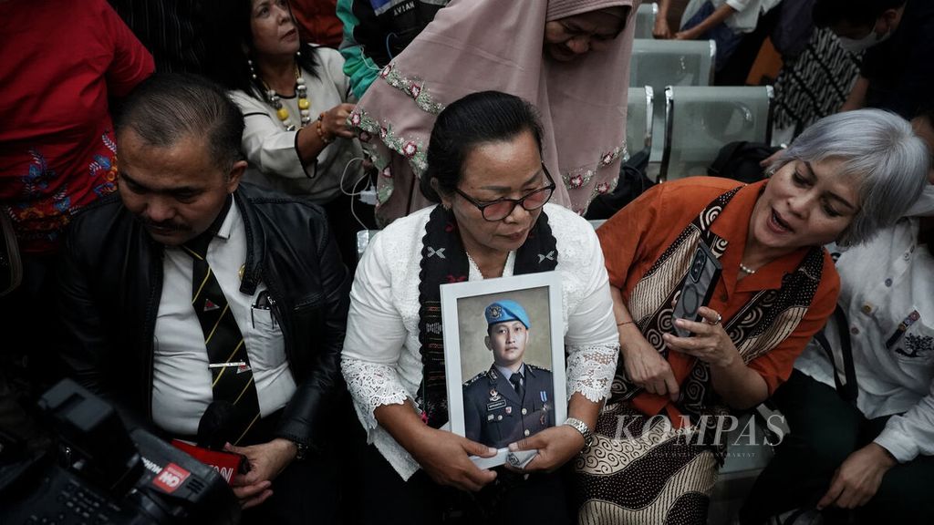 Ibu almarhum Brigadir Nofriansyah Yosua Hutabarat, Rosti Simanjuntak, membawa foto mendiang anaknya saat hadir dalam sidang vonis terdakwa Putri Candrawathi di Pengadilan Negeri Jakarta Selatan, Jakarta, Senin (13/2/2023).