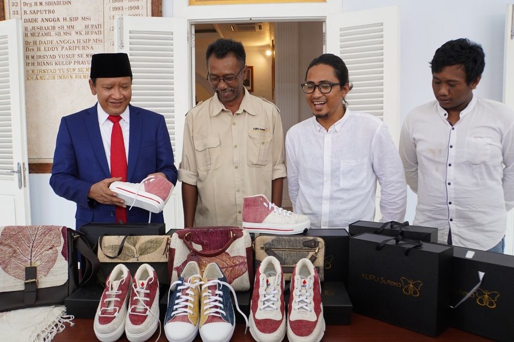 Bupati Pasuruan M Irsyad Yusuf melihat produk sepatu berbahan sutra produksi pelaku UMKM Ariyanto Nugroho. Produk tersebut dipamerkan pada rangkaian acara KTT G20 di Bali, Kamis (10/11/2022).