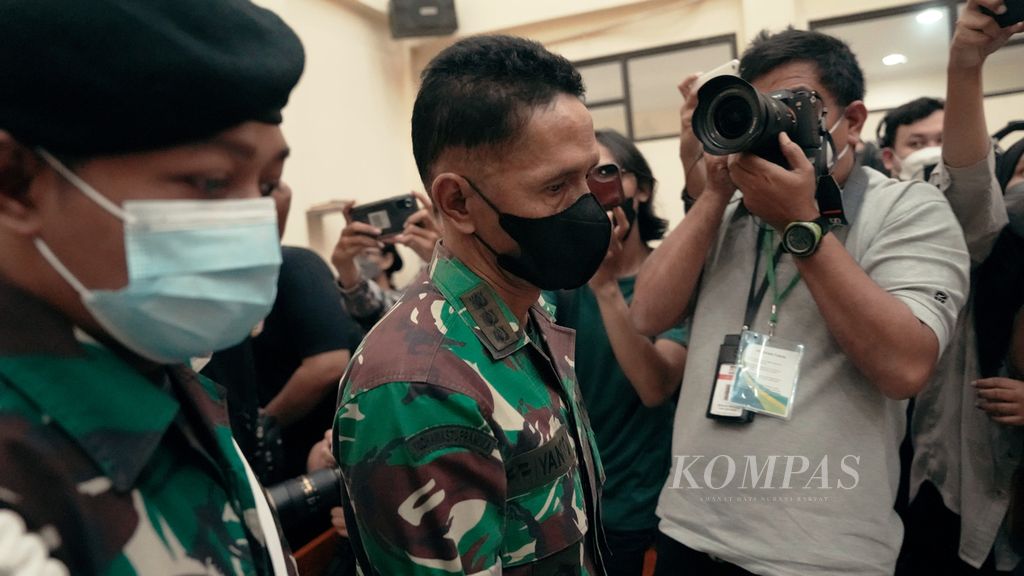 Kolonel (Inf) Priyanto bersiap mendengarkan vonis kasus pembuangan korban kecelakaan Handi dan Salsabila di Pengadilan Militer Tinggi II Jakarta di Jakarta Timur, Selasa (7/6/2022). Majelis hakim memvonis Kolonel (Inf) Priyanto dengan hukuman seumur hidup dan dipecat dari TNI AD. Priyanto dinilai terbukti bersalah melakukan pembunuhan berencana, merampas hak orang lain, dan menghilangkan mayat. Priyanto bersama dua anak buahnya membuang tubuh Handi dan Salsabila ke Sungai Serayu, Jawa Tengah setelah menabraknya di Nagreg, Kabupaten Bandung, Jawa Barat. KOMPAS/AGUS SUSANTO (AGS) 7-5-2022