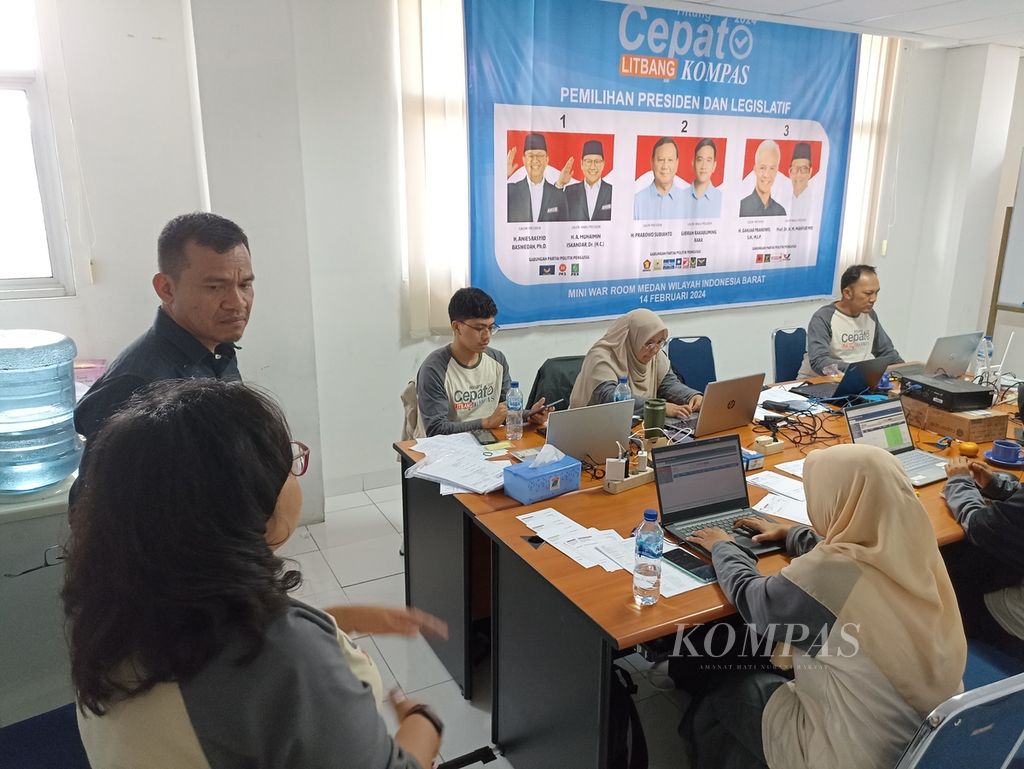 Komisioner Pengkajian dan Penelitian Komnas HAM Saurlin P Siagian (kedua dari kiri) berkunjung ke ruang Hitung Cepat <i>Kompas</i>, di Medan, Sumatera Utara, Rabu (14/2/2024). 