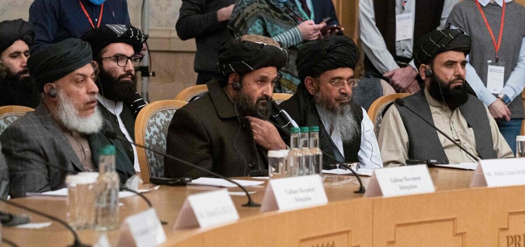 Salah satu pendiri Taliban Mullah Abdul Ghani Baradar (tengah) dan anggota delegasi Taliban lainnya menghadiri konferensi internasional tentang Afghanistan mengenai solusi damai untuk konflik Afghanistan di Moskwa, Rusia, 18 Maret 2021.  Pada Minggu (23/1/2021) hingga Senin (24/1), delegasi Taliban bertemu para diplomat Barat di Oslo, Norwegia. 