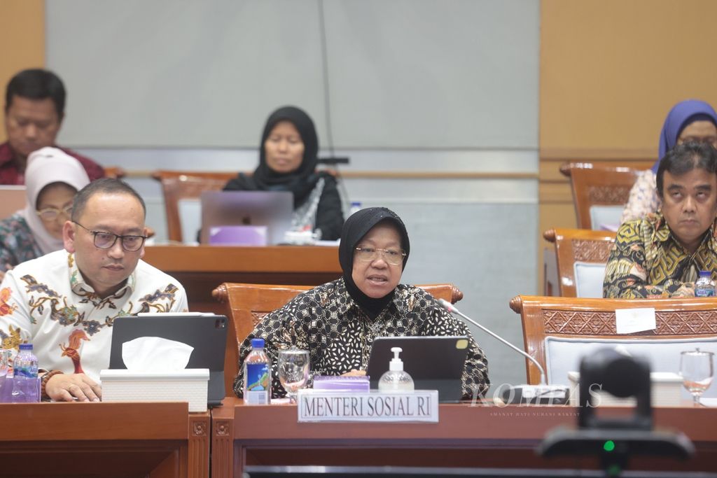 Menteri Sosial Tri Rismaharini mengikuti rapat kerja dengan Komisi VIII DPR di Kompleks Parlemen, Senayan, Jakarta, Selasa (7/11/2023). 