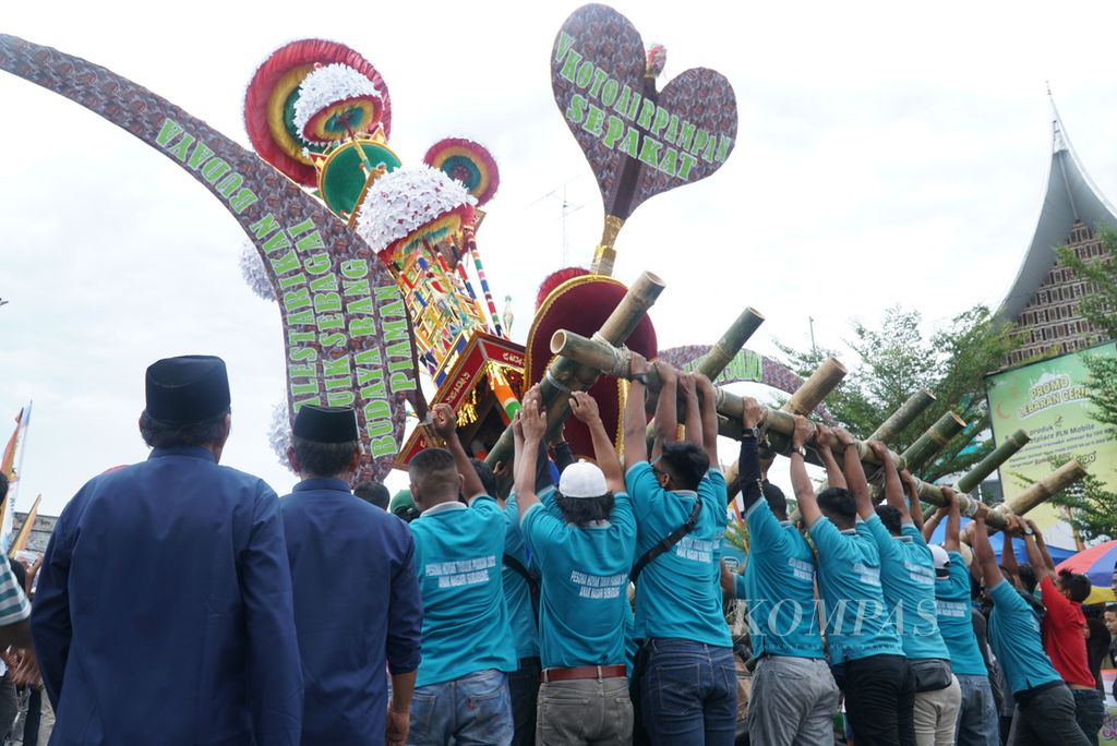 Suasana puncak acara Pesona Budaya Hoyak Tabuik Piaman di Kota Pariaman, Sumbar, Minggu (14/8/2022).