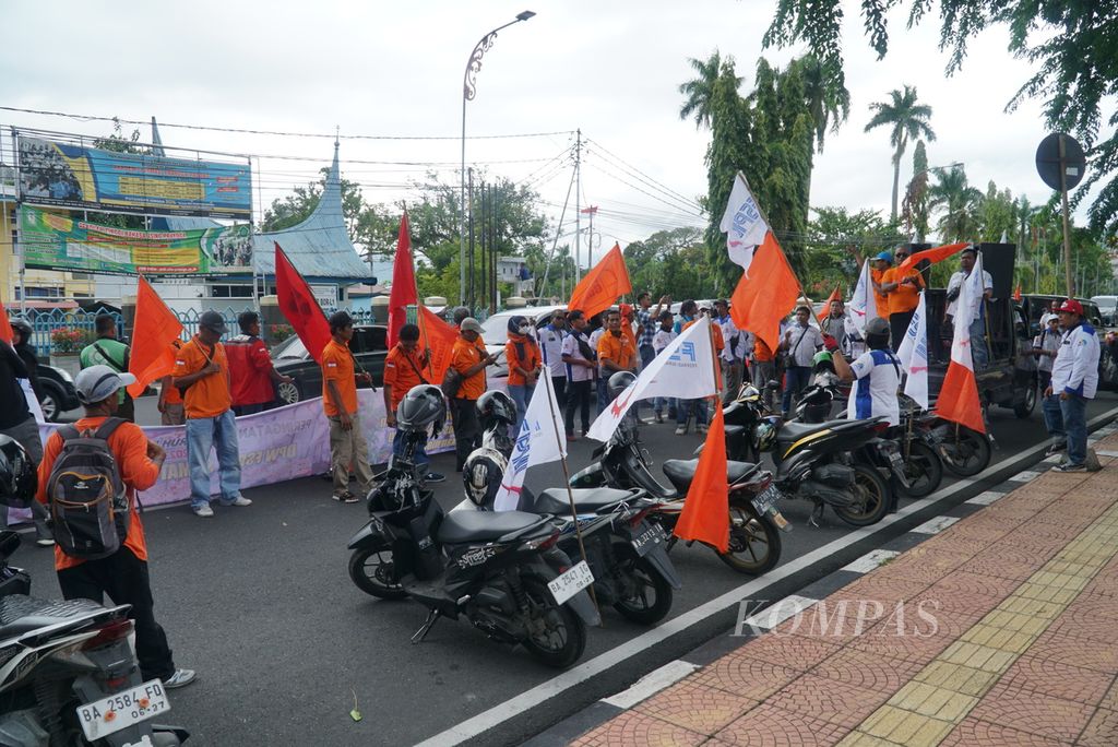 Suasana aksi unjuk rasa dalam peringatan Hari Buruh Internasional yang digelar anggota Partai Buruh dan serikat pekerja di depan Kantor DPRD Sumatera Barat di Kota Padang, Senin (1/5/2023) sore. 