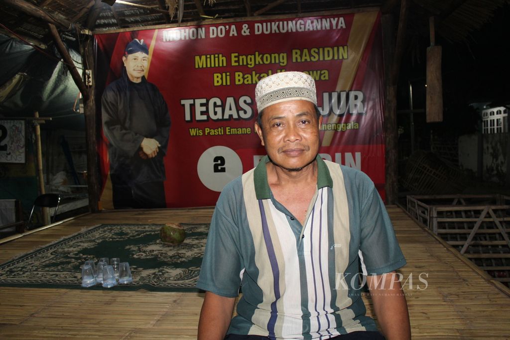 Potret Rasidin yang terpilih sebagai Kuwu Suranenggala 2023-2029 di kediamannya, Desa Suranenggala, Kecamatan Suranenggala, Kabupaten Cirebon, Jawa Barat, Minggu (22/10/2023).