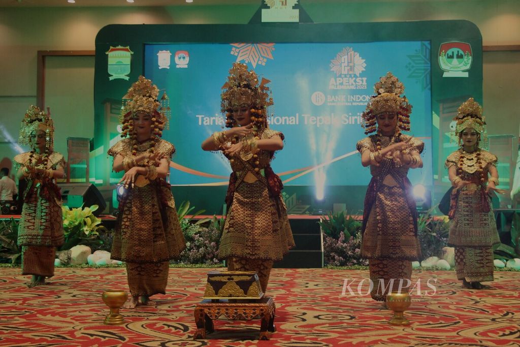 Penari menampilkan tarian tradisional Tepak Sirih dalam pembukaan seminar nasional transformasi ekonomi hijau mendukung pembangunan berkelanjutan di Kota Palembang, Sumatera Selatan, Rabu (7/6/2023). 