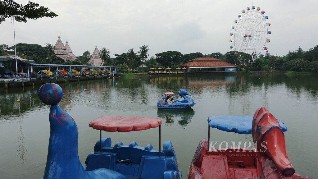 Wisatawan naik perahu kayuh di Taman Mini Indonesia Indah, Jakarta Timur, Sabtu (12/2/2022). 
