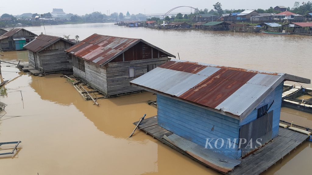Rumah-rumah apung atau yang disebut lanting berjejer di Sungai Kahayan, Kota Palangkaraya, Kalimantan Tengah, Minggu (5/11/2023) siang. Lanting menjadi simbol kemiskinan di Kota Palangkaraya.