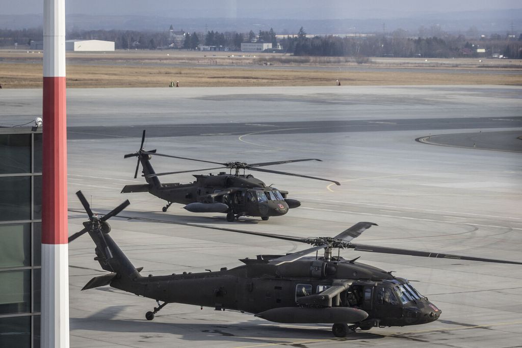 Helikopter Blackhawk UH-60M terlihat di Bandara Rzeszow-Jasionka, Polandia tenggara, Rabu (16/2/2022).