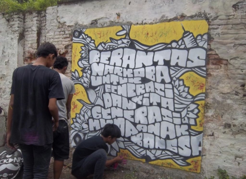 Grafiti parabelia yang menyarankan pemberantasan narkoba.