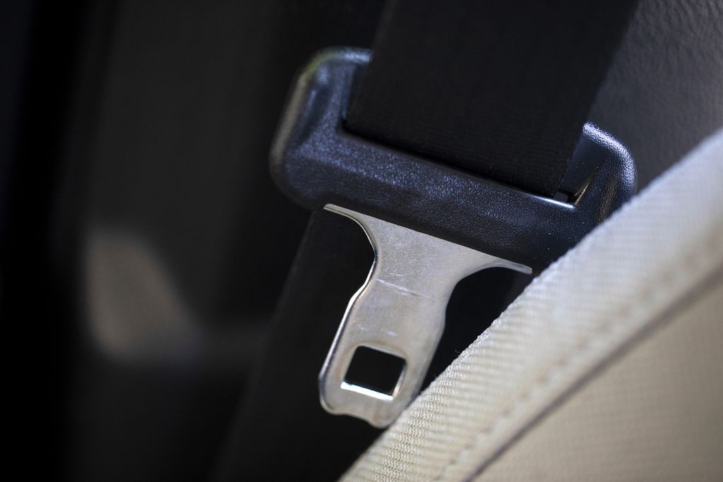 Sabuk pengaman untuk penumpang di kursi sebelah kanan dalam sebuah mobil, 21 Agustus 2023, di Amerika Serikat. Departemen Transportasi AS mencatat banyaknya kecelakaan fatal menimpa pengemudi yang tidak disiplin menggunakan sabuk pengaman. 