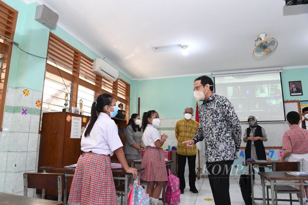 Mendikbudristek Nadiem Anwar Makarim memantau pelaksanaan pembelajaran tatap muka terbatas di sejumlah sekolah di DKI Jakarta, Jumat (10/9/2021). 