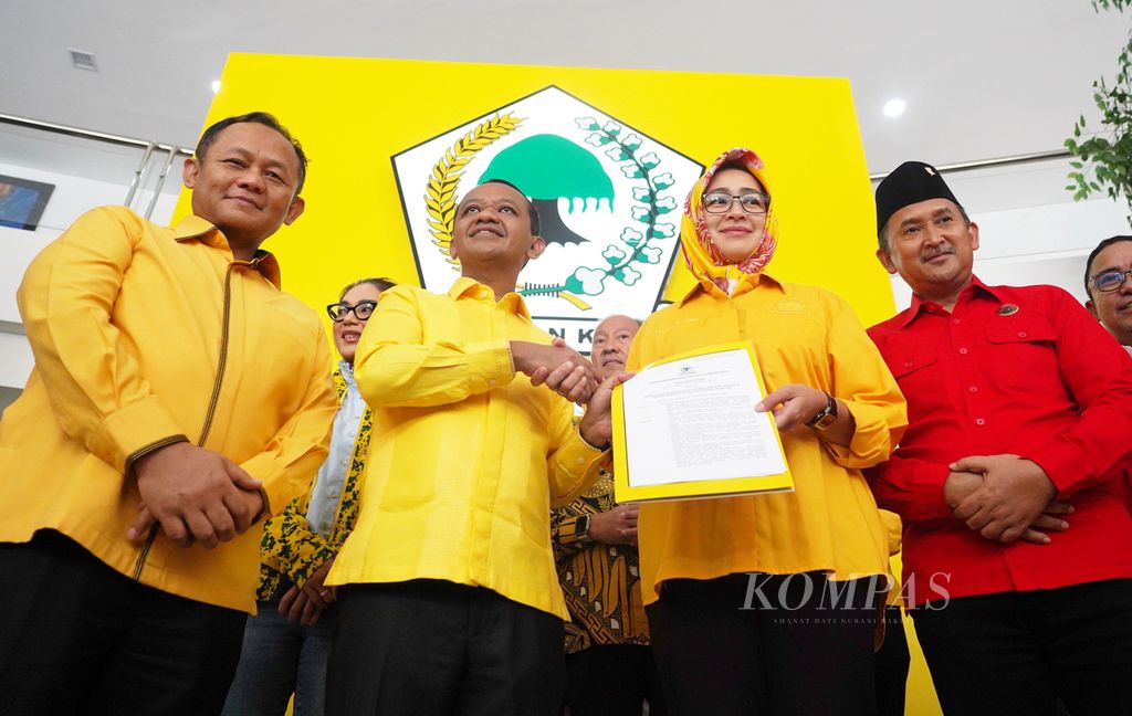 Ketua Umum Partai Golkar Bahlil Lahadalia (kedua dari kiri) saat menyerahkan surat rekomendasi dukungan untuk cagub-cawagub Banten, Airin Rachmi Diany dan Ade Sumardi, di Kantor DPP Partai Golkar, Jakarta, Selasa (27/8/2024). 