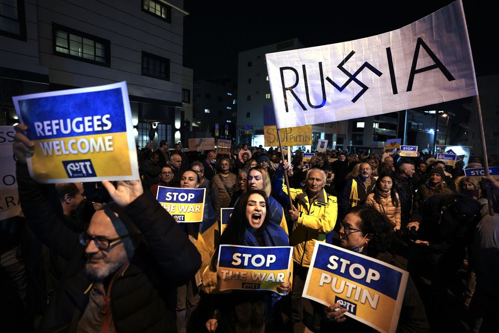 Warga berunjuk rasa menentang invasi Rusia ke Ukraina di luar kantor Kedutaan Besar Rusia untuk Israel di Tel Aviv, Israel, 5 Maret 2022. (AP Photo/Ariel Schalit)