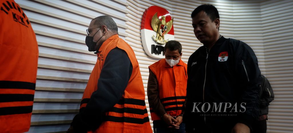 Pj Bupati Sorong Yan Piet Mosso (kiri) saat bersama tahanan lain yang ditangkap Komisi Pemberantasan Korupsi (KPK), di Gedung Merah Putih, KPK, Jakarta, Selasa (14/11/2023). 