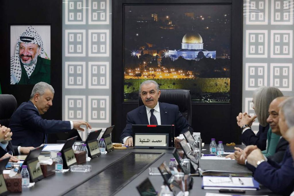 Perdana Menteri Palestina Mohammad Shtayyeh mengangkat jempol dalam sidang kabinet di Ramallah, Tepi Barat, Senin (26/2/2024). Dalam kesempatan itu, ia mengumumkan pengunduran diri sebagai PM Palestina.  