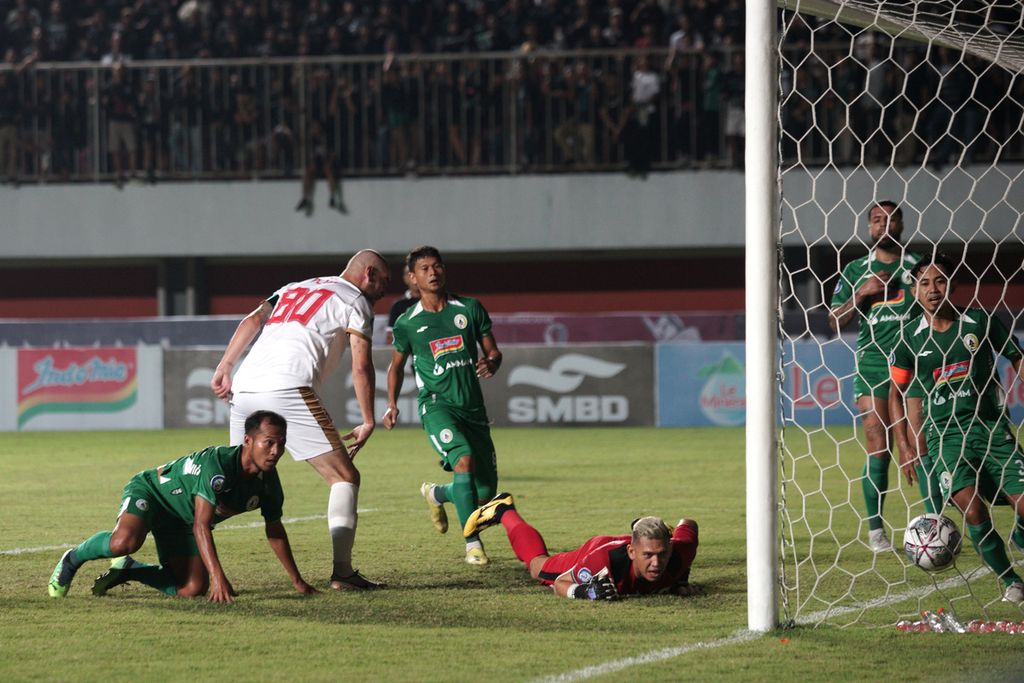 Kapten PSM Makasar Wiljan Pluim (kedua dari kiri) mencetak gol ke gawang PSS Sleman pada laga pembuka Liga 1 di Stadion Maguwoharjo, Depok, Sleman, D.I Yogyakarta, Sabtu (23/7/2022). PSM Makasar kembali memetik kemenangan saat menjamu Bali United, 2-0, di Stadion Gelora BJ Habibie, Parepare, Jumat (29/7/2022). 