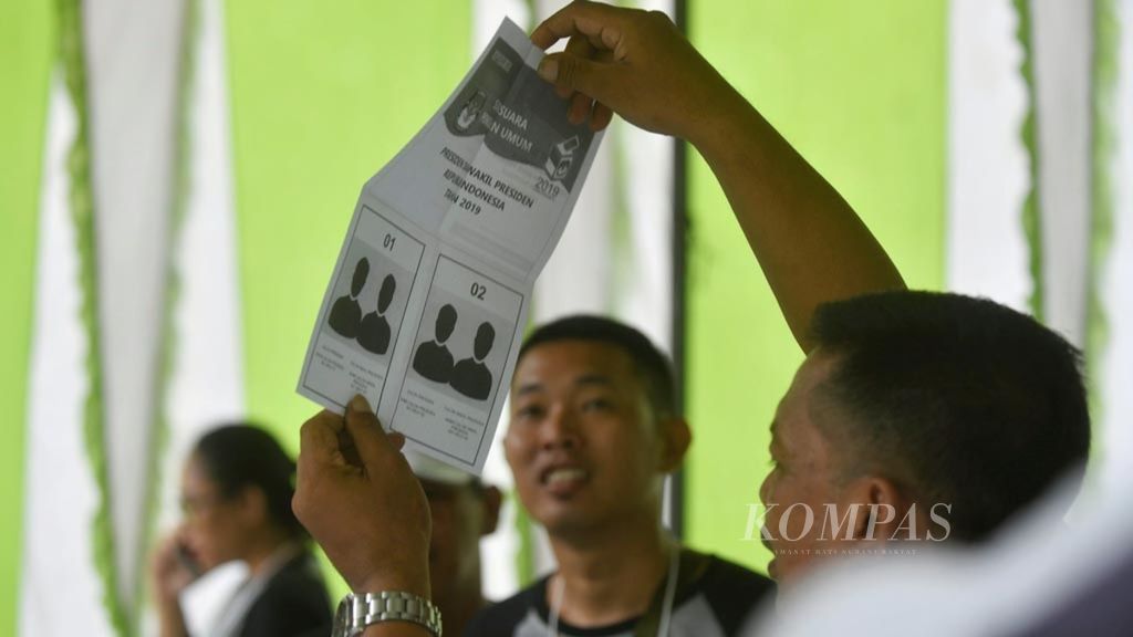 Proses penghitungan surat suara dalam simulasi pemungutan suara dan penghitungan suara Pemilu 2019 di Kecamatan Cengkareng, Jakarta Barat, Selasa (9/4/2019). 
