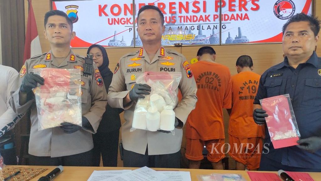Kapolresta Magelang Komisaris Besar Ruruh Wicaksono dan jajarannya menunjukkan sejumlah barang bukti berupa pil sapi yang berhasil disita dari pelaku pengedar, Selasa (13/6/2023).