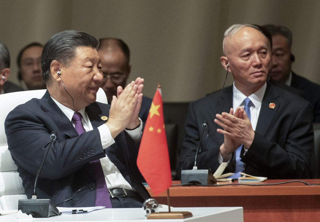 Presiden China Xi Jinping bertepuk tangan dalam KTT BRICS di Johannesburg, Afrika Selatan, Rabu (23/8/2023). 