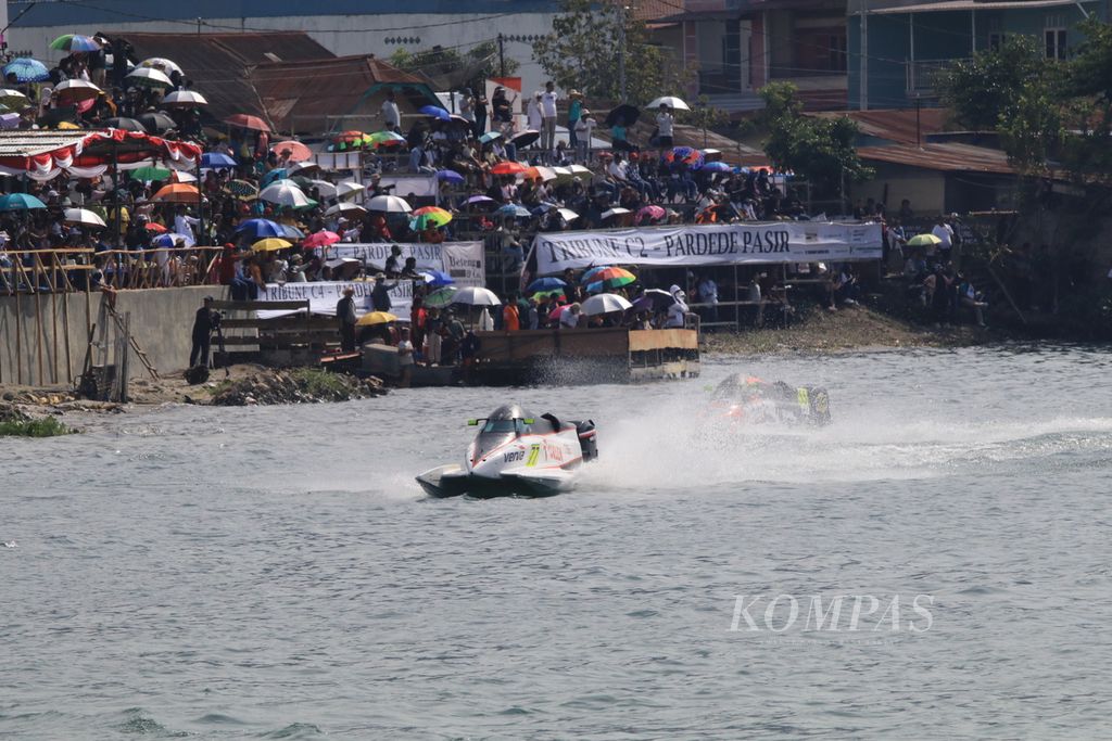 Penonton menyaksikan sesi latihan 1 (<i>free practice</i> 1) Kopiko F1 Power Boat Lake Toba di Balige, Kabupaten Toba, Sumatera Utara, Sabtu (25/2/2023). Pengunjung dari berbagai daerah menikmati perhelatan balap perahu motor paling bergengsi di dunia itu.