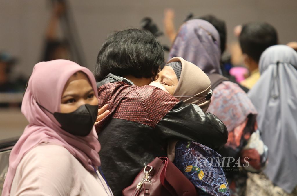 Para aktivis perempuan berpelukan seusai pengesahan Rancangan Undang-Undang Tindak Pidana Kekerasan Seksual (RUU TPKS) dalam Rapat Paripurna DPR di Kompleks Parlemen, Senayan, Jakarta, Selasa (12/4/2022). 
