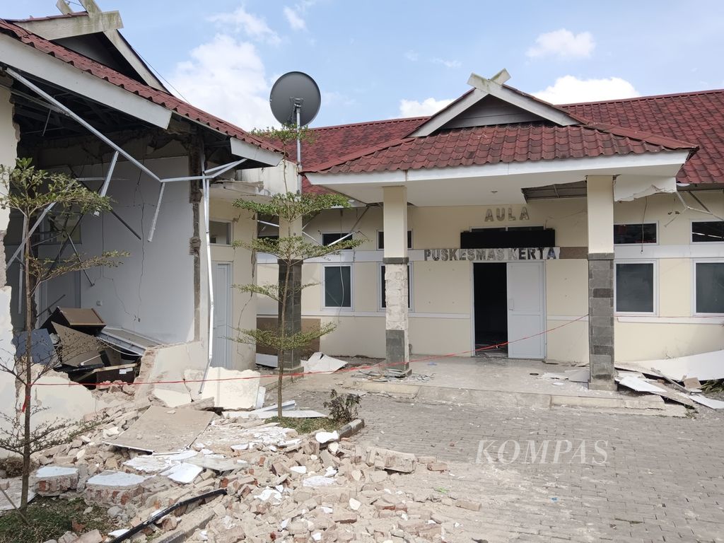 Tampak bangunan Puskesmas Kertasari di Desa Cibereum, Kabupaten Bandung, Jawa Barat, yang roboh akibat gempa bumi tektonik berkekuatan 5,0 pada Rabu (18/9/2024) pukul 09.41 WIB. Gempa ini merupakan jenis gempa bumi dangkal pada kedalaman 10 kilometer. 