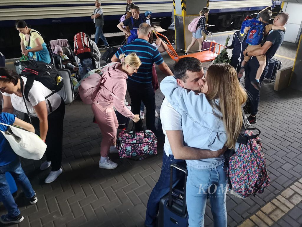 Warga Ukraina yang baru kembali lagi ke Kyiv melepas rindu kepada keluarganya di Stasiun Kyiv, Ukraina (8/6/2022). Suasana di Kota Kyiv mulai ramai seiring makin banyaknya warga Ukraina yang mengungsi akibat perang kembali ke kota asalnya. Dari 3,6 juta warga Ukraina yang mengungsi ke Polandia, sekitar 1,58 juta di antaranya sudah kembali ke Ukraina.