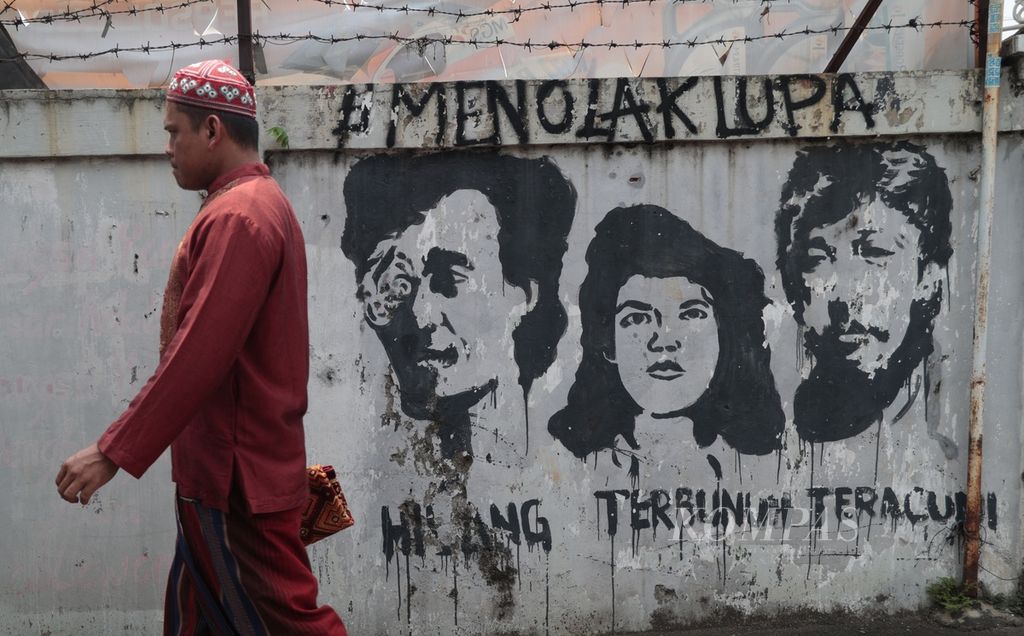 Mural aktivis HAM (Munir, Marsinah, dan Widji Thukul), yang meninggal dunia atau hilang karena perjuangan mereka, tergambar di sebuah dinding di kawasan Bambu Apus, Cipayung, Jakarta, Jumat (13/1/2023).