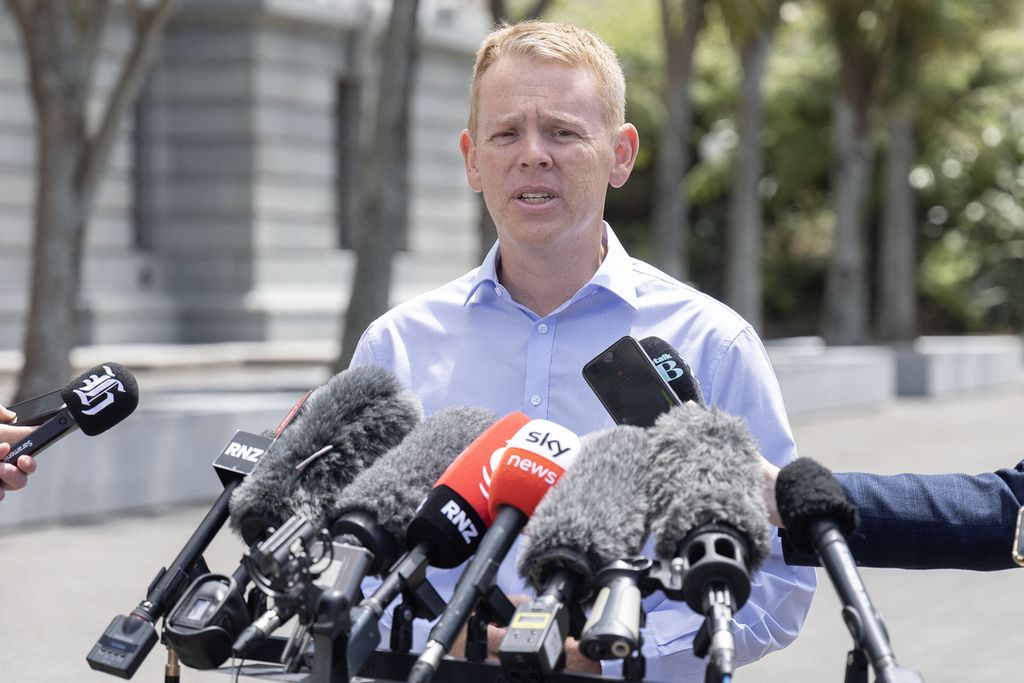 Calon perdana menteri Selandia Baru, Chris Hipkins, berbicara kepada media di luar gedung parlemen di Wellington, 21 Januari 2023. Ia akan menggantikan PM Jacinda Ardern yang mengundurkan diri, 19 Januari 2023. 