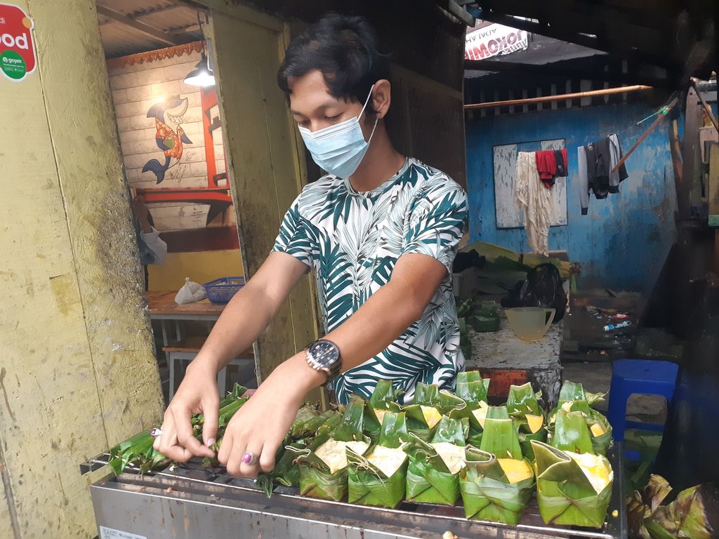 Seorang pembeli sedang memesan makanan di resto Pempek Jimmy Devaten Palembang, Jumat (30/4/2021). Pemesanan pempek jelang Lebaran meningkat, tetapi tidak optimal akibat pandemi.