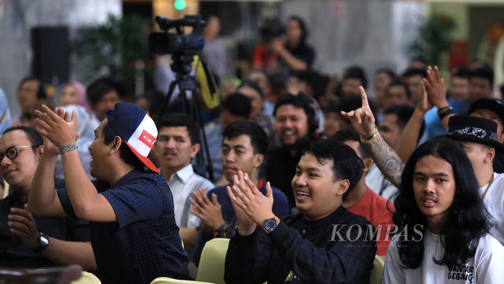 Reaksi penonton saat salah satu peserta lomba komedi tunggal (<i>stand up comedy</i>) ”Kritik DPR” tampil di Gedung Parlemen, Senayan, Jakarta, Kamis (5/9/2019). Lomba yang telah dua kali diselenggarakan ini digelar dalam rangka peringatan ulang tahun ke-74 DPR. Sebanyak 85 peserta mengikuti lomba dengan hadiah puluhan juta rupiah ini. 
