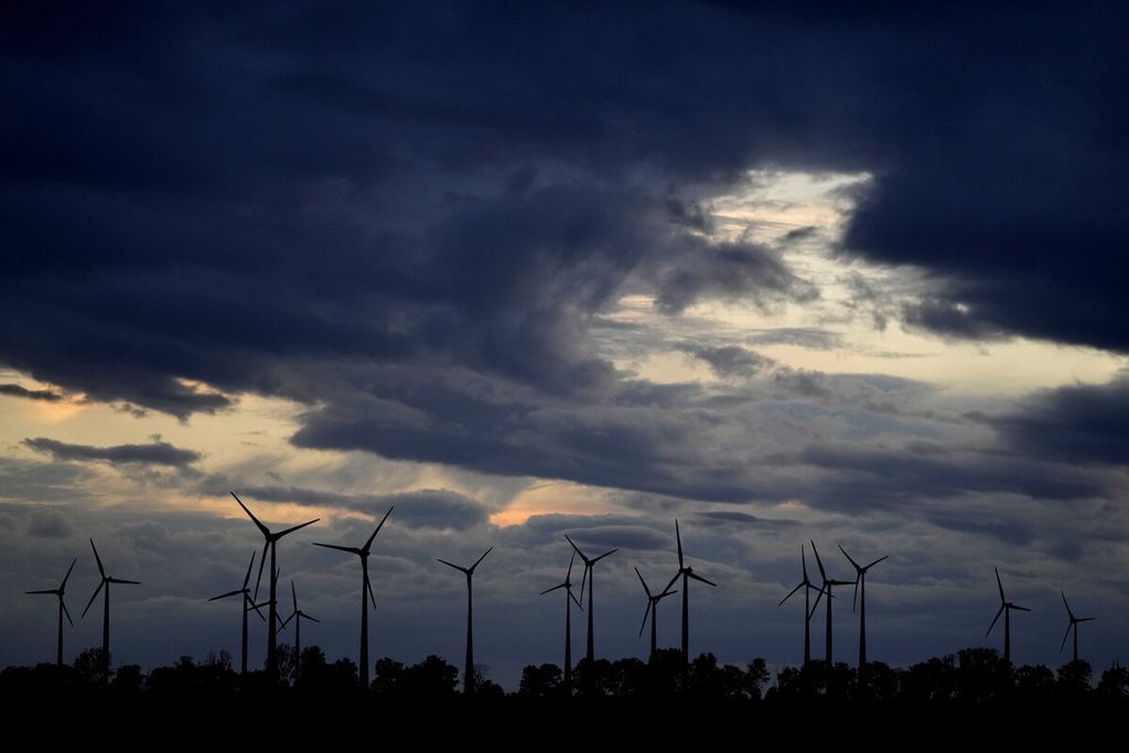 Foto ilustrasi.  Kincir angin berputar di senja hari dekat Aschersleben, Jerman, 23 Juli 2023. Dari pertemuan Badan Energi Internasional di Paris, Kamis (28/9/2023), disebutkan Uni Eropa tengah mempercepat transisi ramah lingkungan dengan melakukan digitalisasi dan dekarbonisasi perekonomian mereka. 