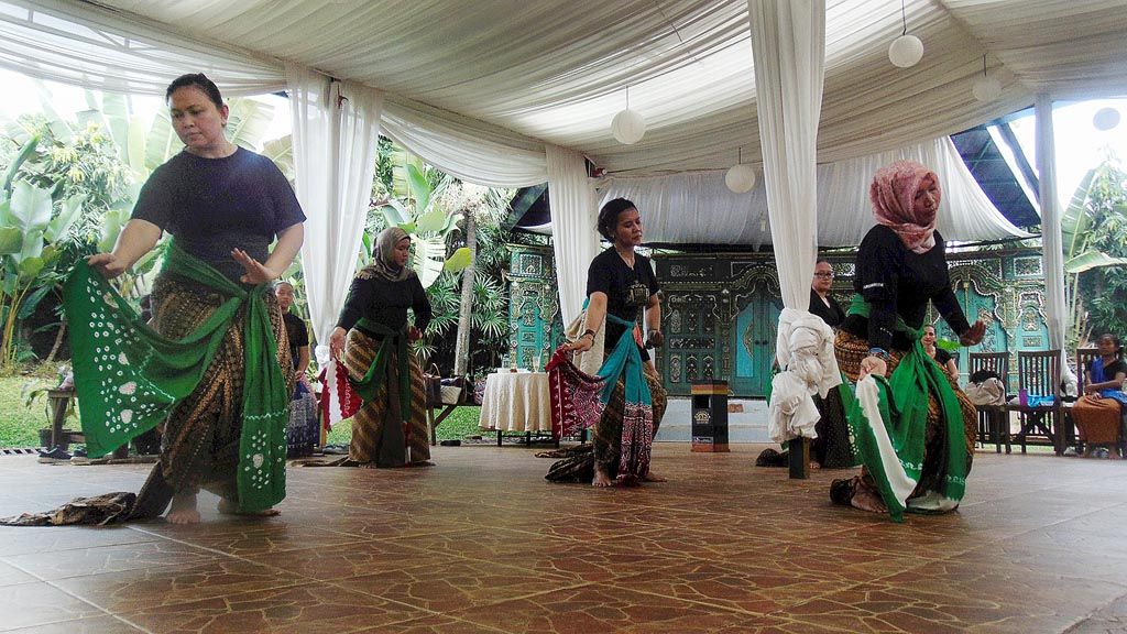 Anggota komunitas tari Purwakanthi berlatih di  Balai Sarwono Jakarta, Kamis (25/5). Komunitas yang lahir empat tahun lalu ini mengusung tari klasik Solo, Jawa Tengah.