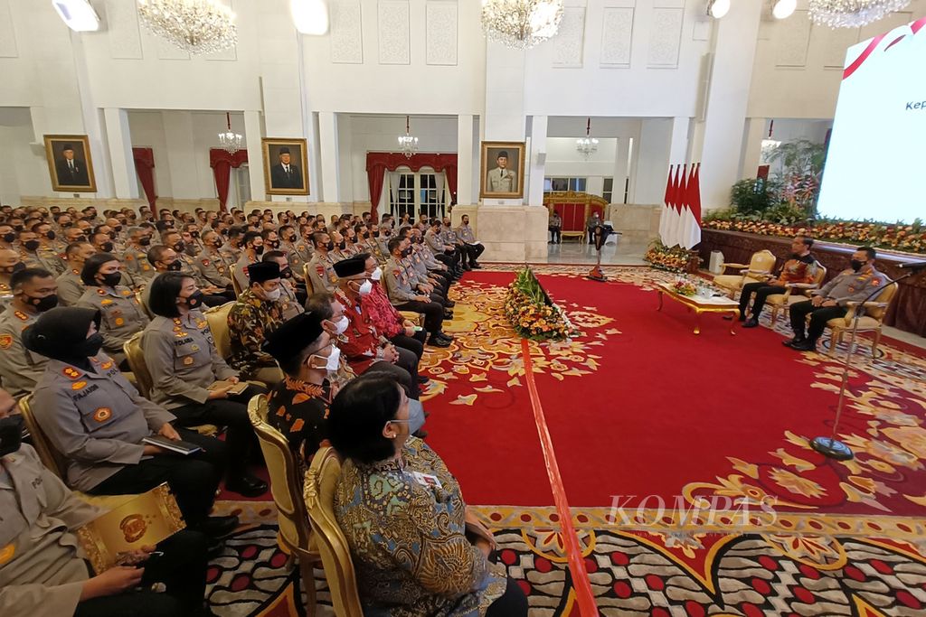 Presiden Joko Widodo dan Kapolri Jenderal (Pol) Listyo Sigit Prabowo dalam acara pengarahan Presiden kepada pejabat utama Mabes Polri, kapolda, dan kapolres se-Indonesia di Istana Negara, Jakarta, Jumat (14/10/2022). 