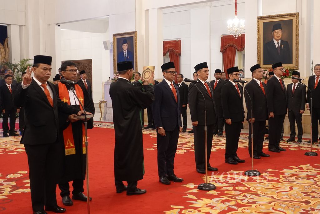 Suasana pelantikan Menteri dan Wakil Menteri Kabinet Indonesia Maju Sisa Masa Jabatan Periode Tahun 2019-2024 dan Anggota Dewan Pertimbangan Presiden, di Istana Negara, Senin (17/7/2023).