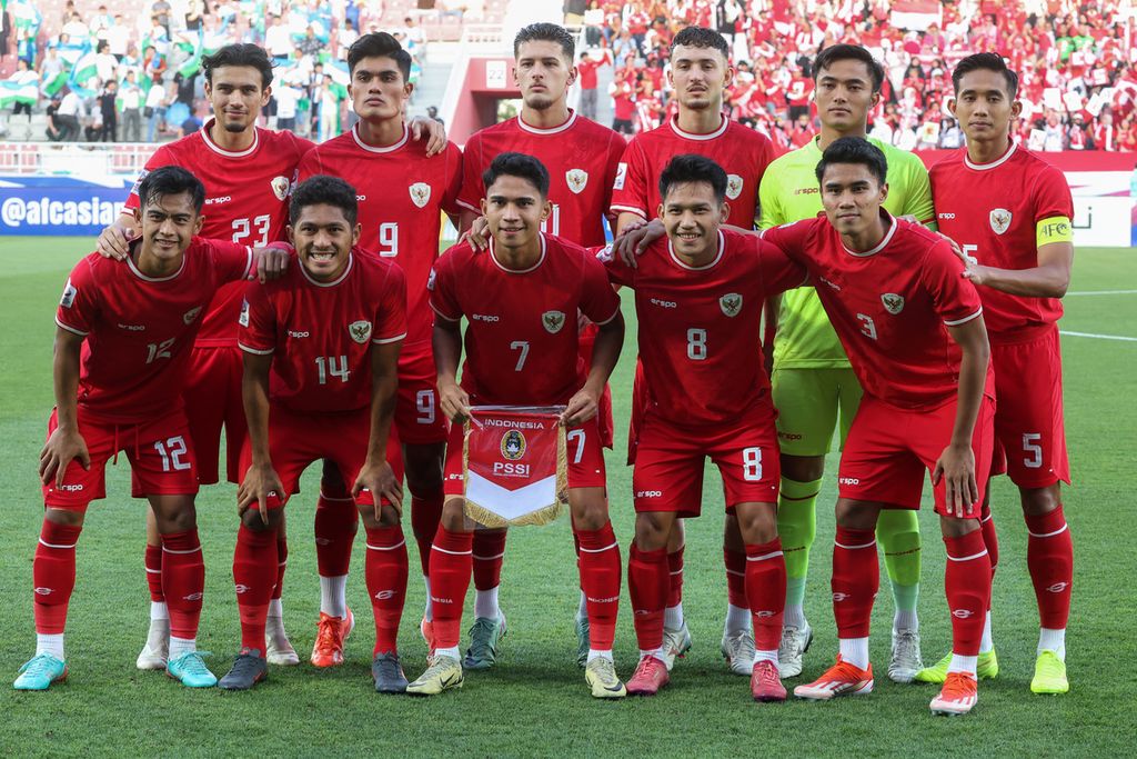 Indonesian players pose for a photo ahead of the U-23 Asian Cup semi-final match between Indonesia and Uzbekistan at Abdullah bin Khalifa Stadium in Doha, Qatar on Monday (29/4/2024).