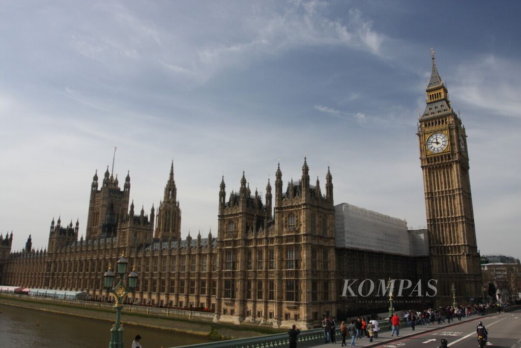 Gedung Parlemen Inggris atau Palace of Westminster di tepi Sungai Thamses, London. 