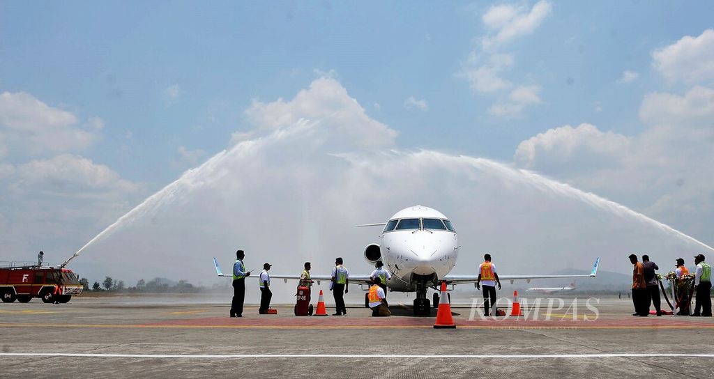 Penyambutan terhadap pesawat baru Garuda Indonesia Bombardier seri CRJ-1000 NextGen yang mendarat di Bandara Sultan Hasanuddin, Makassar, Sulsel, Jumat (12/10/2012).