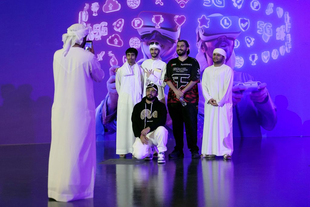 Para penggemar gim berfoto saat menghadiri Festival Gim dan E-Sport Dubai di Dubai, Uni Emirat Arab, 24 Juni 2023. Arab Saudi kini menancapkan ambisi untuk menjadi pusat gim dan e-sport tingkat dunia.  