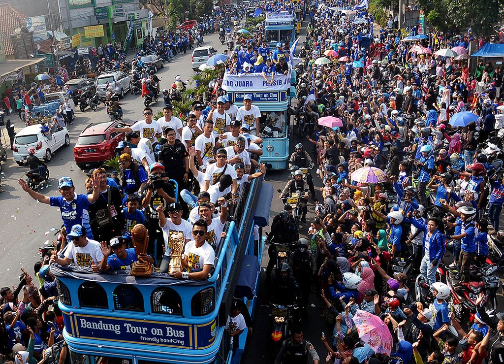 Semua pemain tim Persib Bandung bersama ofisial dan Wali Kota Bandung Ridwan Kamil menyapa masyarakat dari atas Bandung Tour on Bus (Bandros) saat Pawai Juara Piala Presiden 2015 di kawasan Cimahi, Jawa Barat, 25 Oktober 2015. 