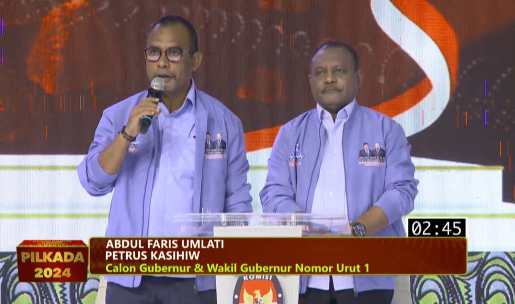 Abdul Faris Umlati (kiri) dan Petrus Kasihiw saat debat kedua Pilkada Papua Barat Daya di Sorong, Papua Barat Daya, Rabu (30/10/2024).