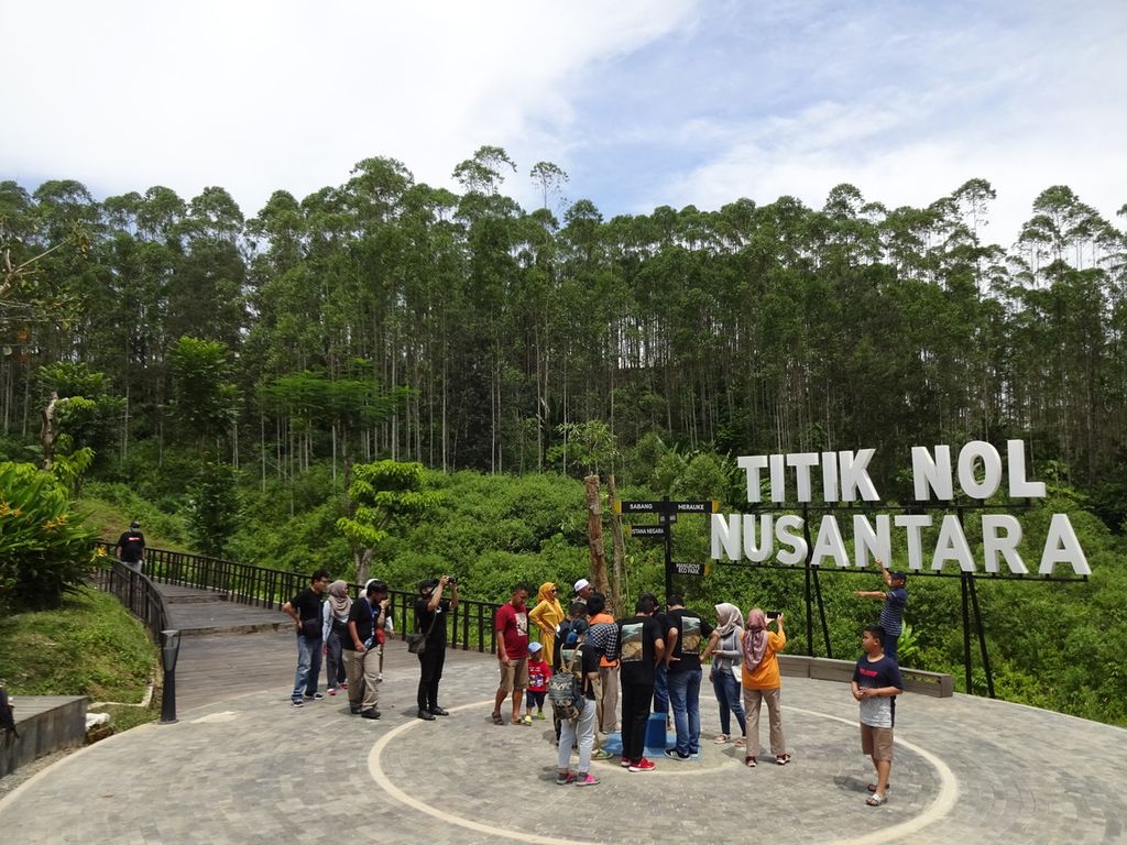 Sejumlah pengunjung dari berbagai daerah meninjau Titik Nol Nusantara di kawasan Ibu Kota Negara Nusantara, Kalimantan Timur, Sabtu (5/11/2022). Meski belum tampak ada pembangunan fisik ibu kota negara yang masif, area itu cukup menarik pengunjung yang antusias menyambut IKN Nusantara.