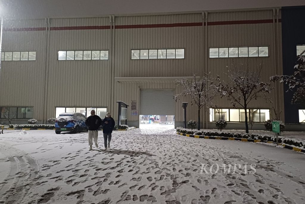Salju menutupi jalanan menuju gedung Changzhou Stamping Factory milik BYD di Changzhou, China, Senin (18/12/2023).