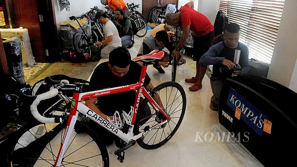 Peserta menyiapkan sepeda mereka sebelum menjelajah rute sejauh 320 kilometer dalam acara Kompas Bike Jateng Gayeng di Hotel Santika, Kota Purwokerto, Jawa Tengah, Kamis (9/3). Acara yang diselenggarakan harian Kompas dan Bank Jateng itu diikuti 120 peserta dan berlangsung pada 10-12 Maret.