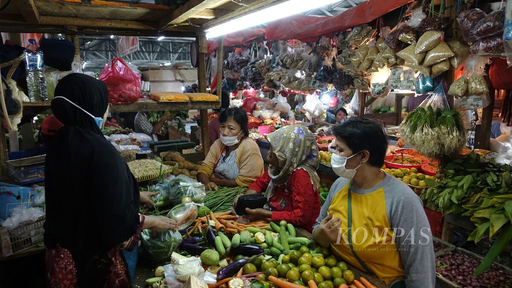 Residents buy vegetables at the Perumnas Klender Market, East Jakarta, Tuesday (29/3/2022). At the beginning of this year, the government again used the State Revenue and Expenditure Budget to reduce the negative impact of rising prices for basic .