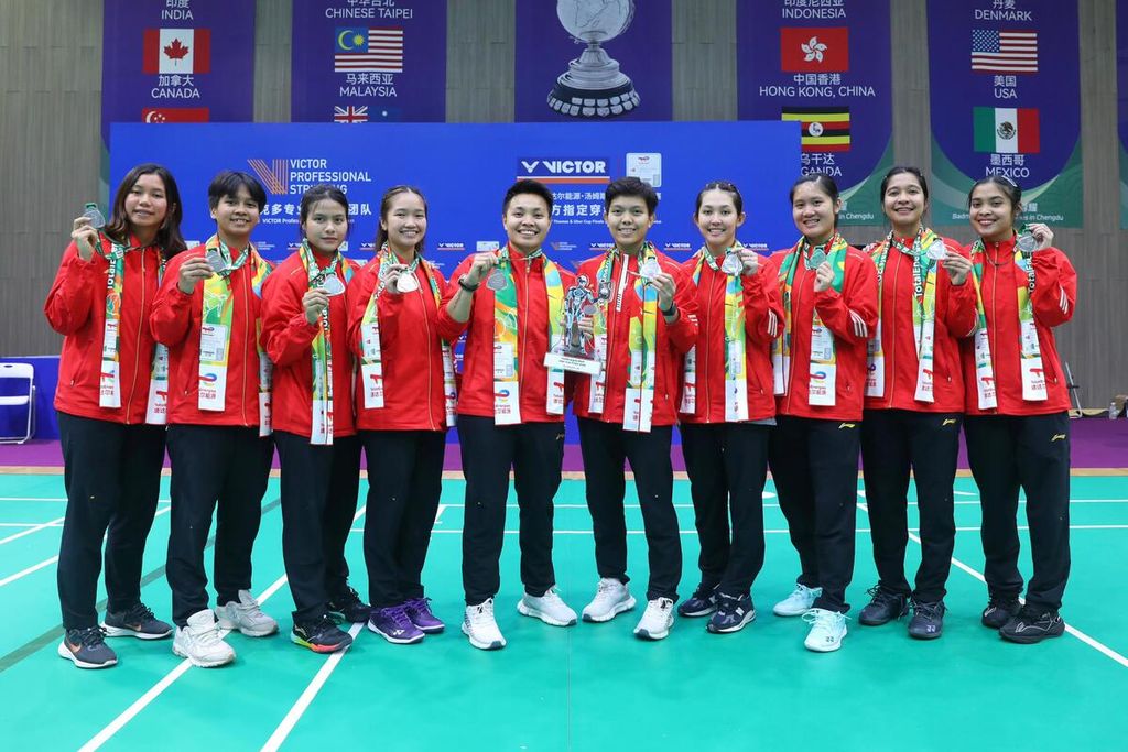 Tim Piala Uber Indonesia berpose setelah pertandingan final Piala Uber di Chengdu Hi Tech Zone Sports Centre Gymnasium, China, Minggu (5/5/2024). Sebagian pemain akan langsung bertanding di Thailand Terbuka.