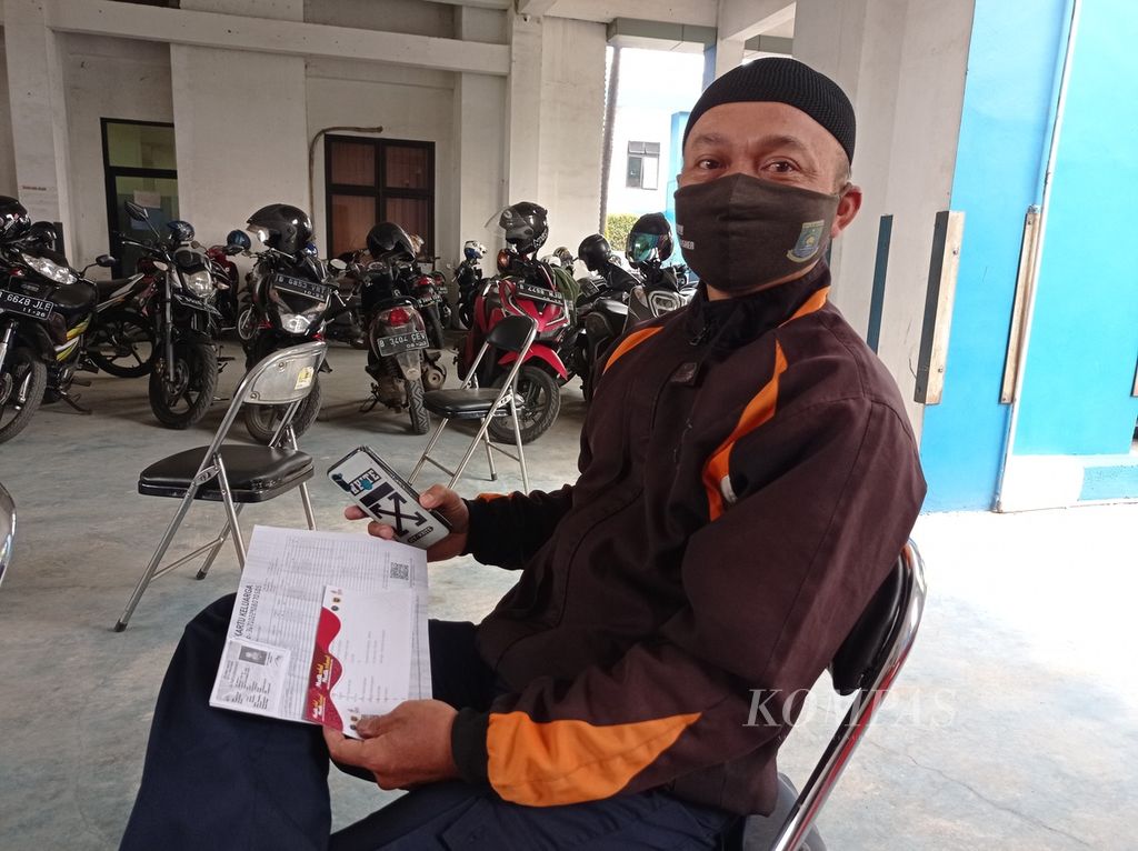 Salah satu warga telah memperoleh tiket mudik gratis seusai validasi data di posko validasi Dinas Perhubungan Kota Tangerang, Jalan Dr Sitanala, Kelurahan Karangsari, Kecamatan Neglasari, Rabu (13/4/2022).